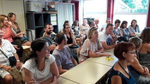 Parents et enseignants assistant à la démonstration